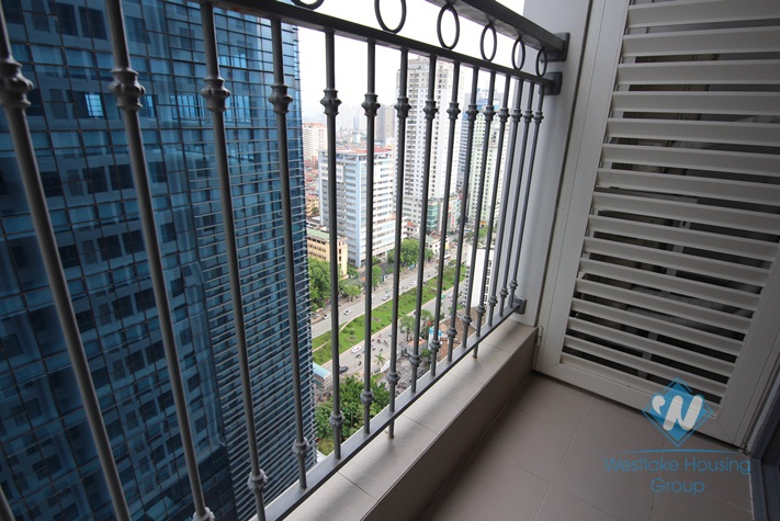Beautiful and clean apartment for rent in Vinhomes Nguyen Chi Thanh, Dong Da, Ha Noi